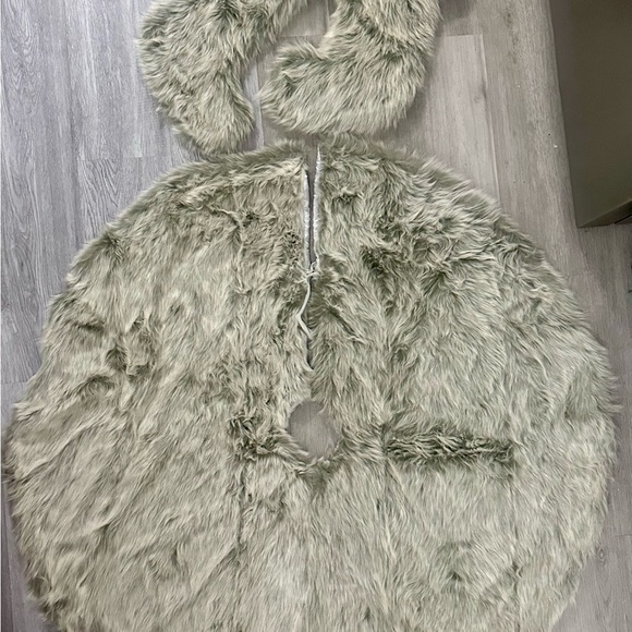 FAUX FUR TREE SKIRT Fully Lined 46” & 2 Matching Christmas Stockings Gray Soft - Picture 2 of 7